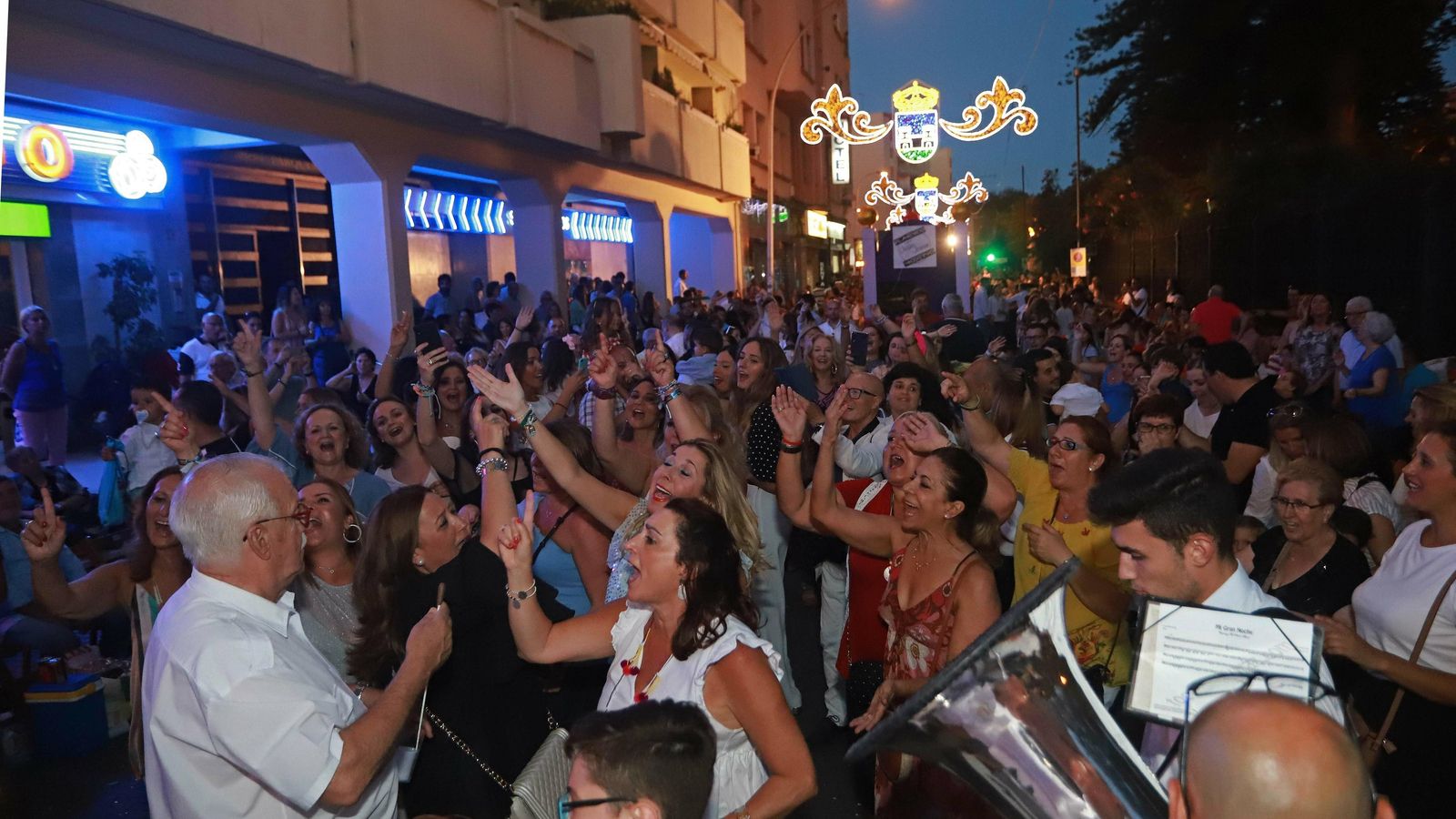 El público baila al son de una de las bandas de música participantes en la cabalgata linense.