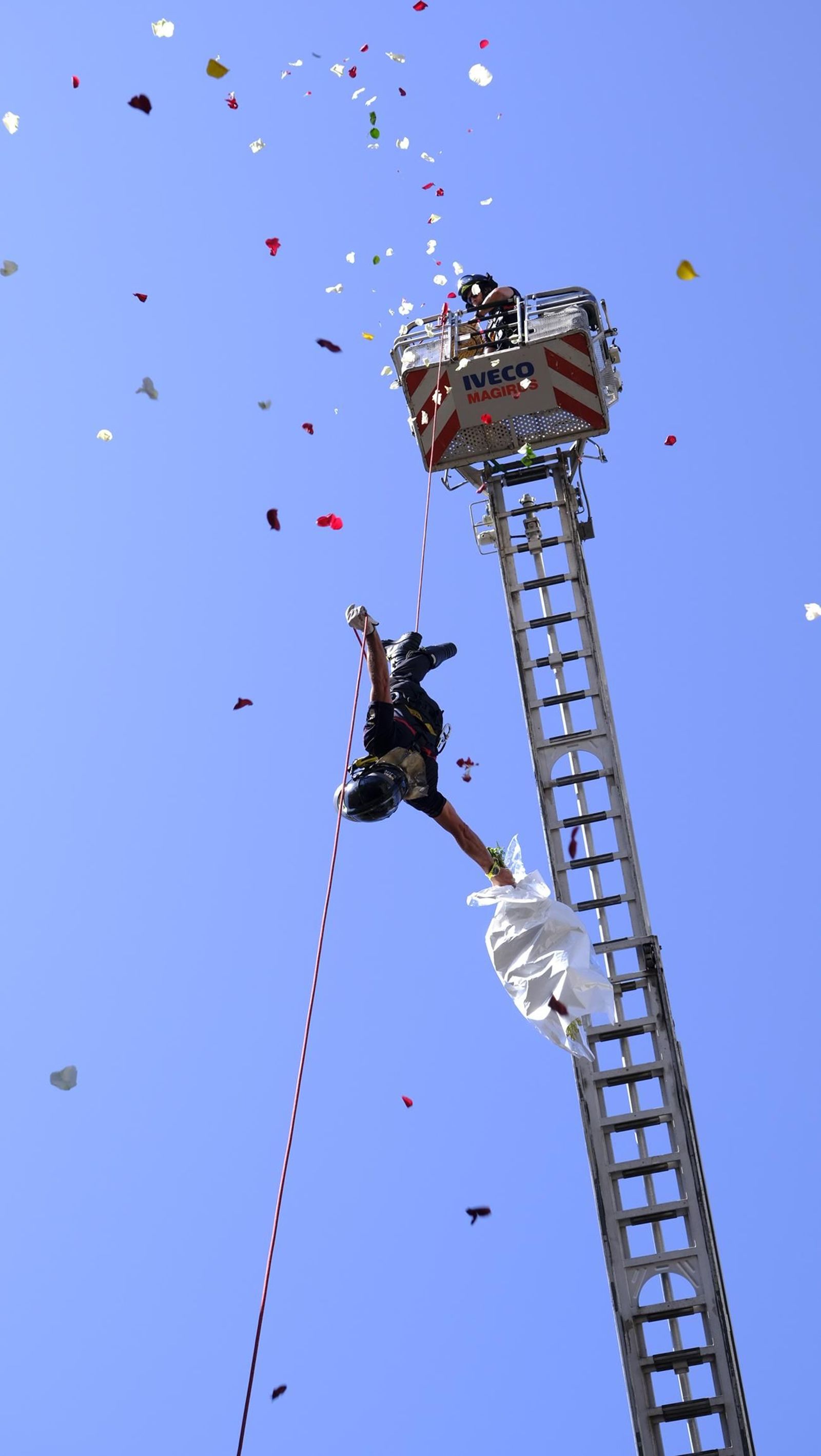 La ofrenda floral a la Virgen del Mar en la Feria de Almería 2025, en imágenes