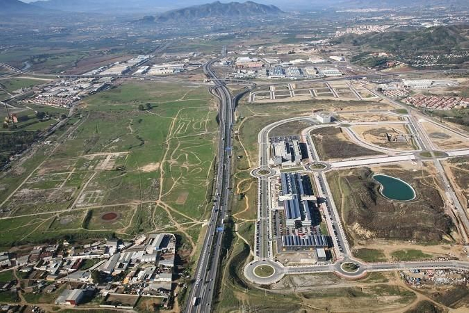 A la izquierda de la imagen, los suelos de la antigua fábrica de amoniaco.'