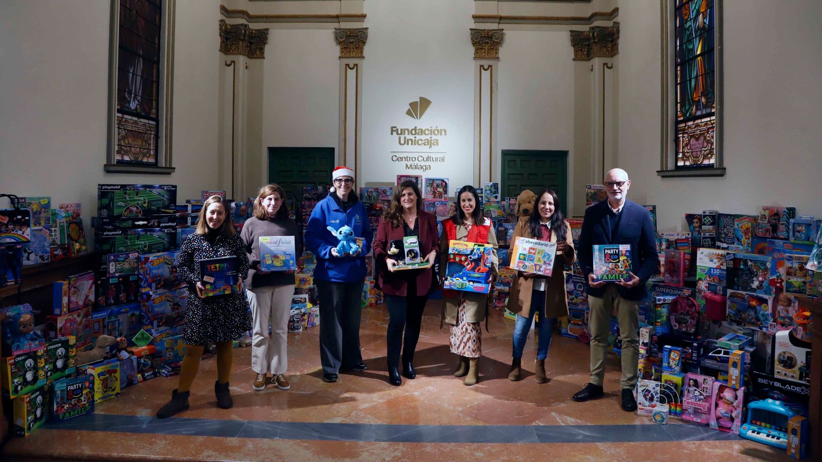 Entrega de juguetes en Málaga en la Fundación Unicaja