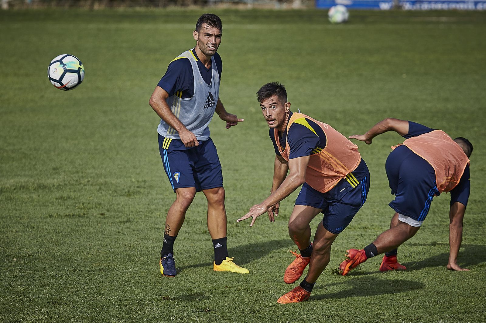 David Barral, ante el balón en una sesión del Cádiz en El Rosal.
