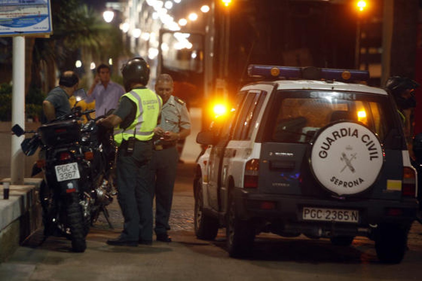 Los servicios de limpieza recogen 42 toneladas de residuos de la arena tras la noche de las barbacoas del Trofeo Carranza.

Foto: Jesus Marin