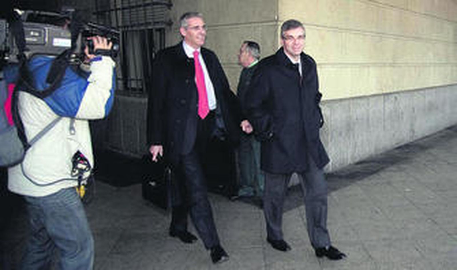 El ex asesor del alcalde, Domingo Enrique Castaño, a la derecha sale ayer del juzgado con su abogado, José Manuel García-Quílez.