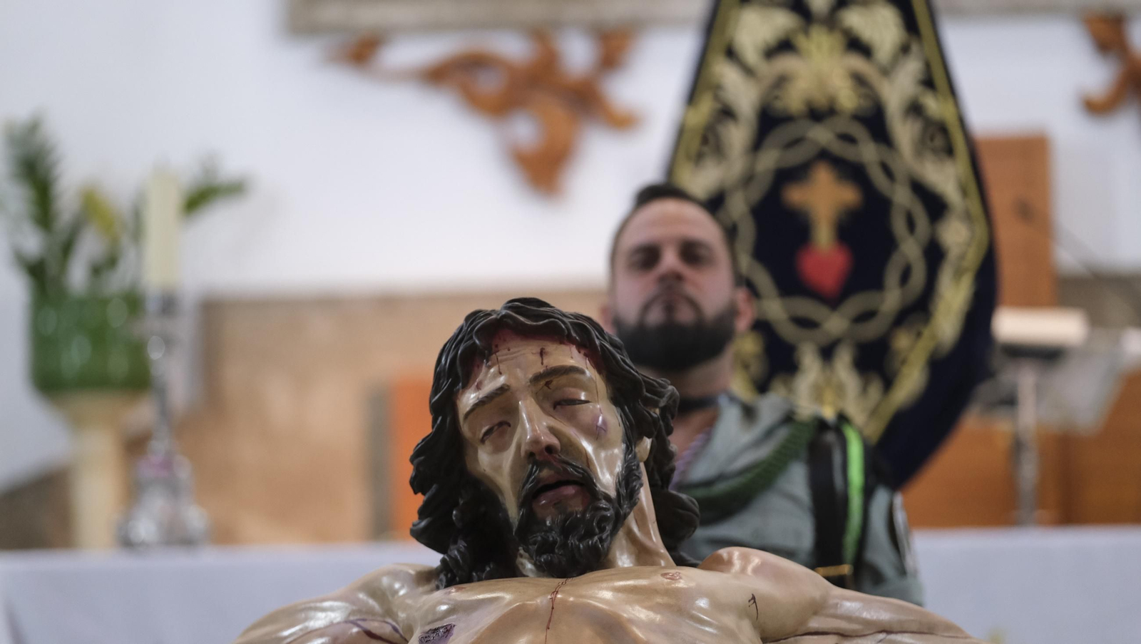 La Legión custodia el Cristo de la Buena Muerte en la Semana Santa de El Parador 2025