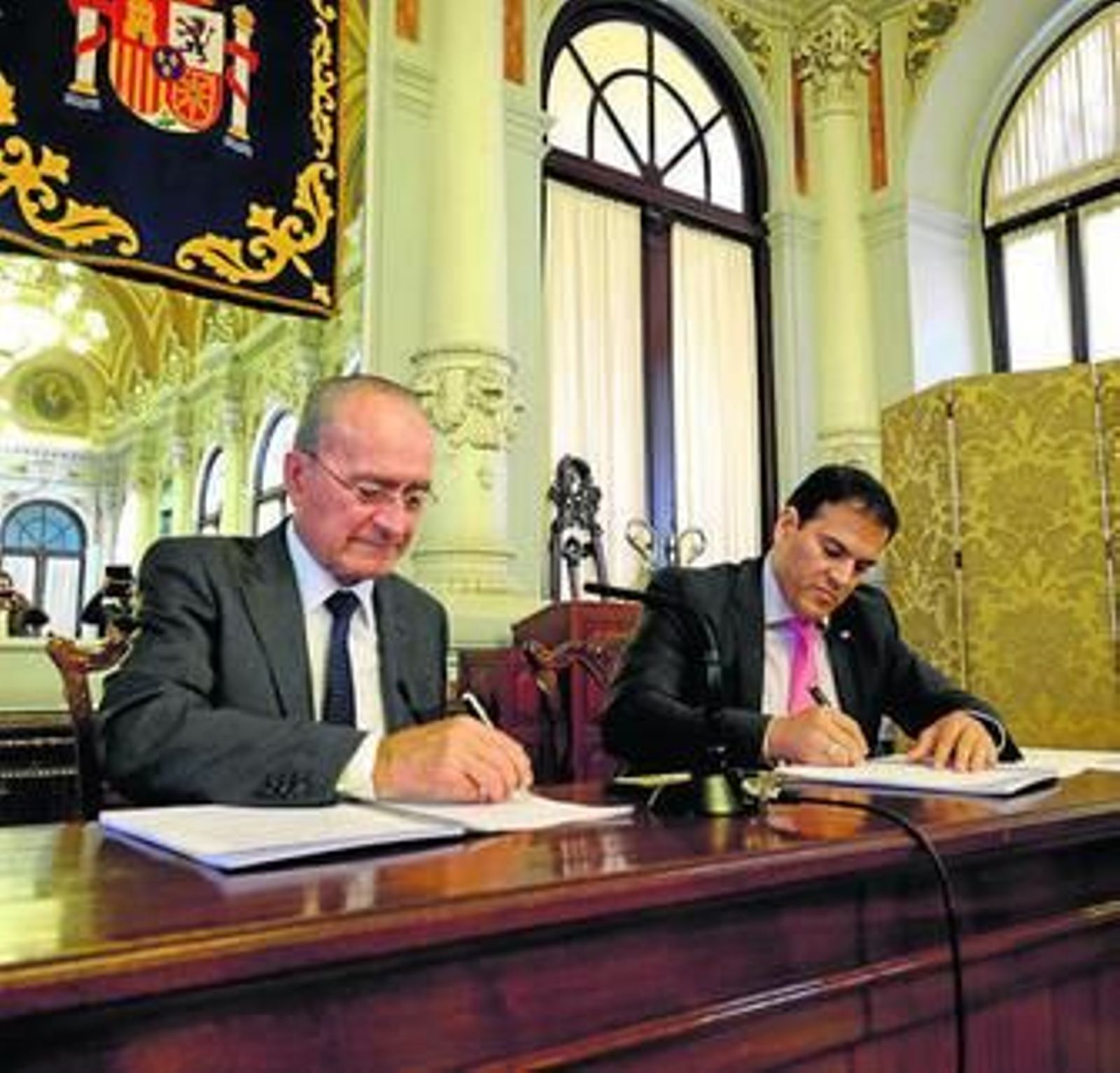 Francisco de la Torre y Vicente Casado, ayer, en la firma del protocolo para impulsar la ciudad deportiva.