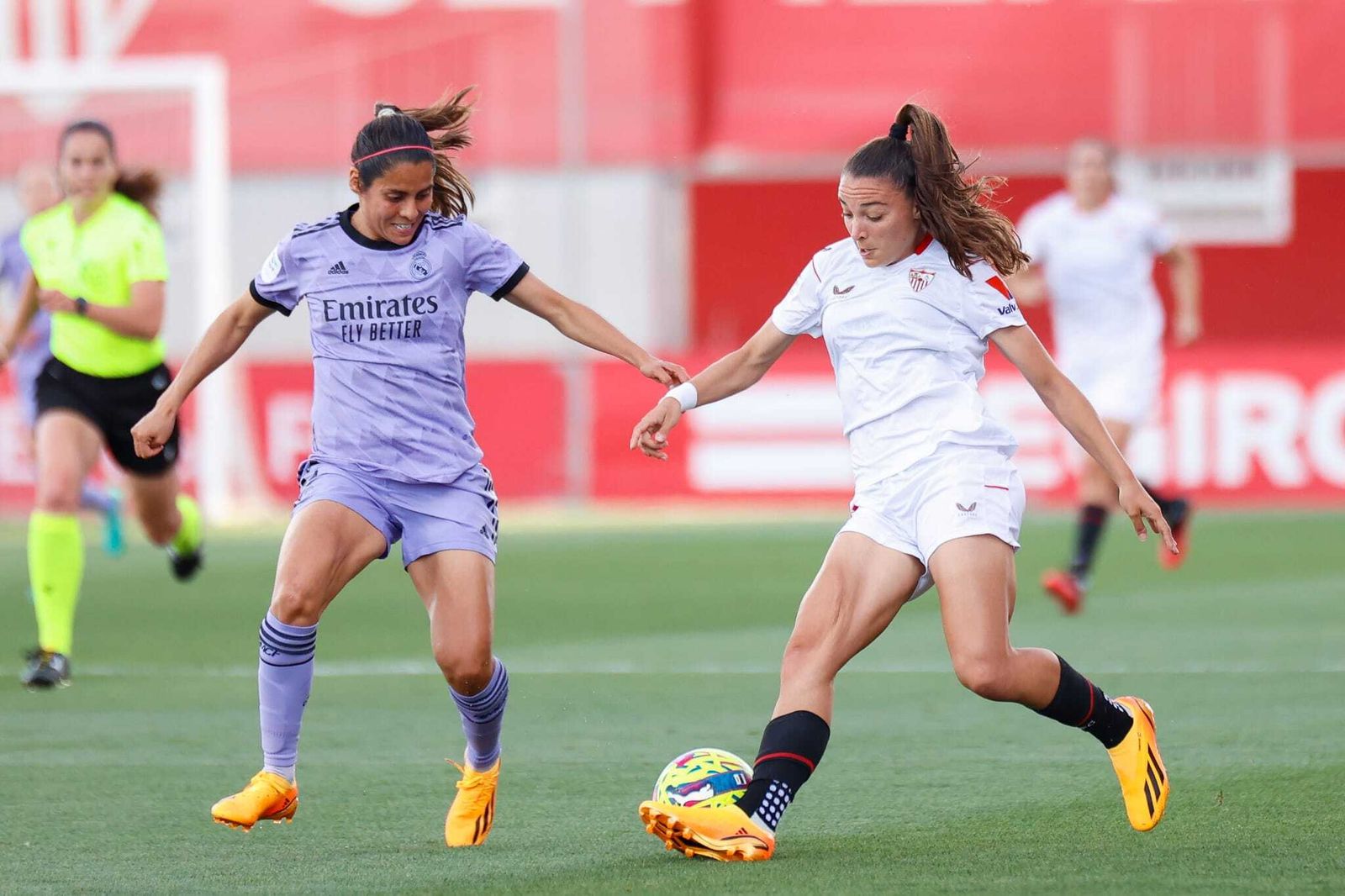 Imagen de un partido entre Sevilla y Real Madrid de la temporada 22/23 de la Liga F.