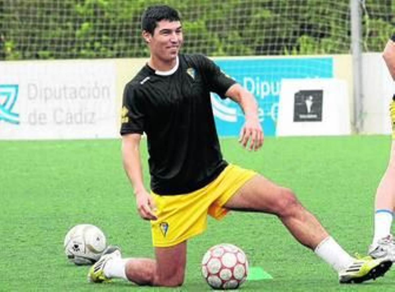 Diego González realiza estiramientos en un reciente entrenamiento con el Cádiz juvenil.