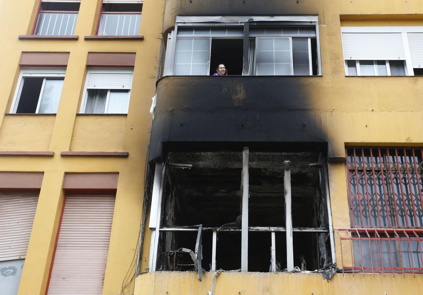 Incendio de una vivienda en la primera planta de un edificio de la urbanización Parque Bolonia, en Algeciras.