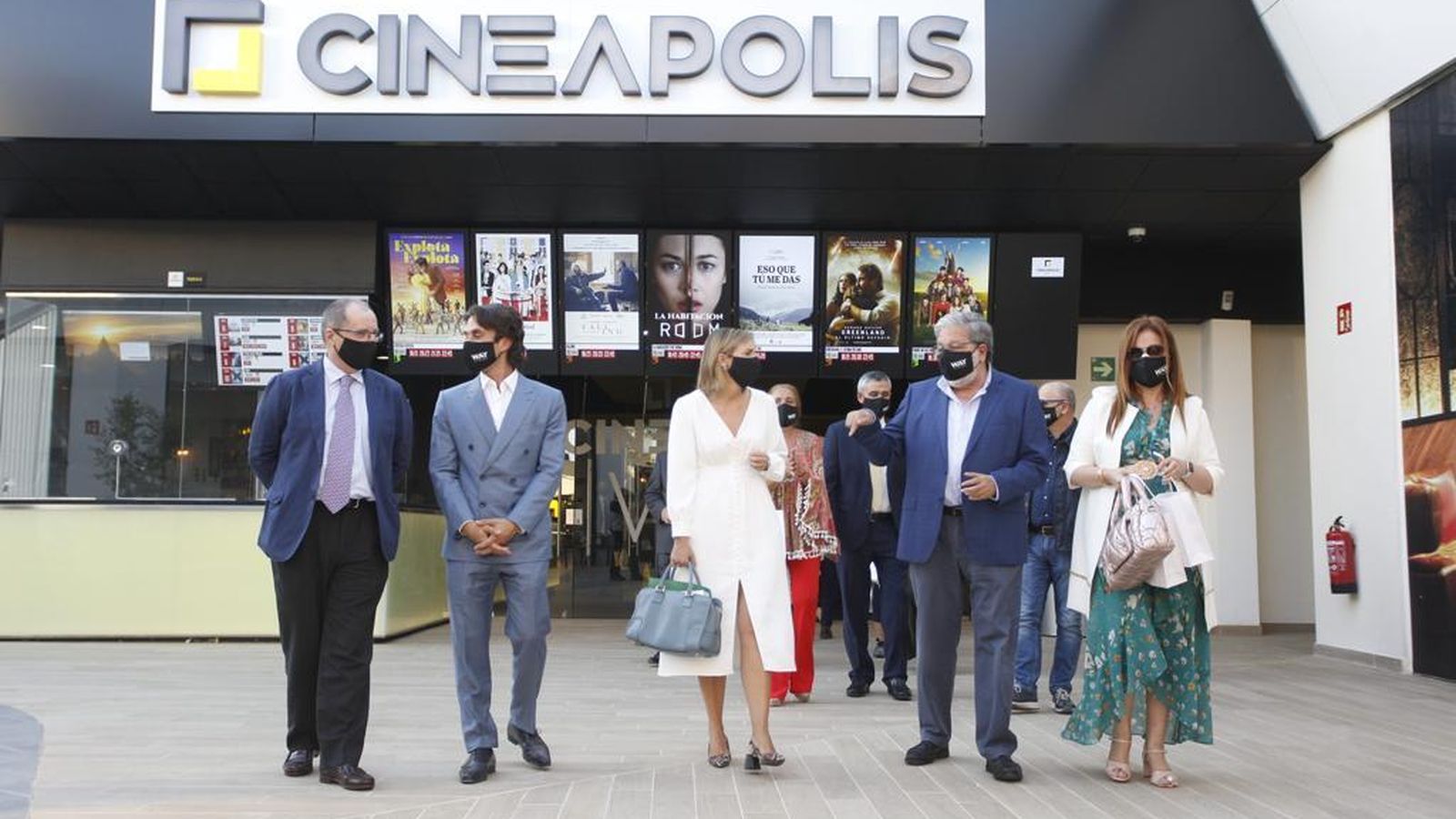 Representantes de Kronos y autoridades saliendo del cine de WAY Dos Hermanas.