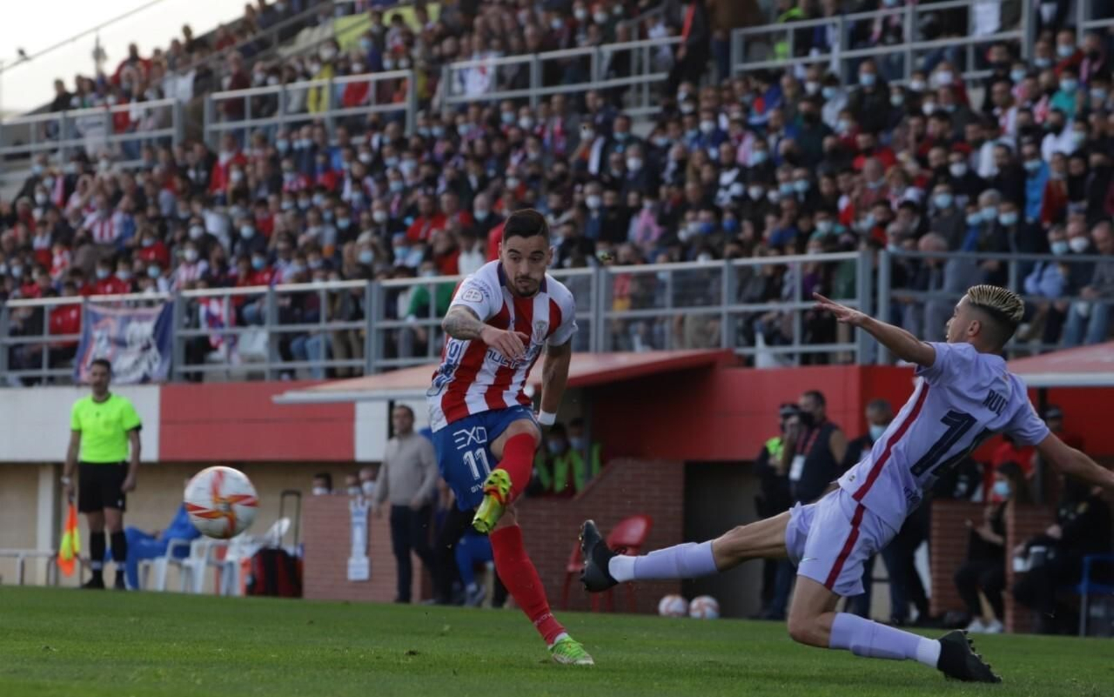 Tomás centra ante Kays Ruiz en el Algeciras-Barcelona B.