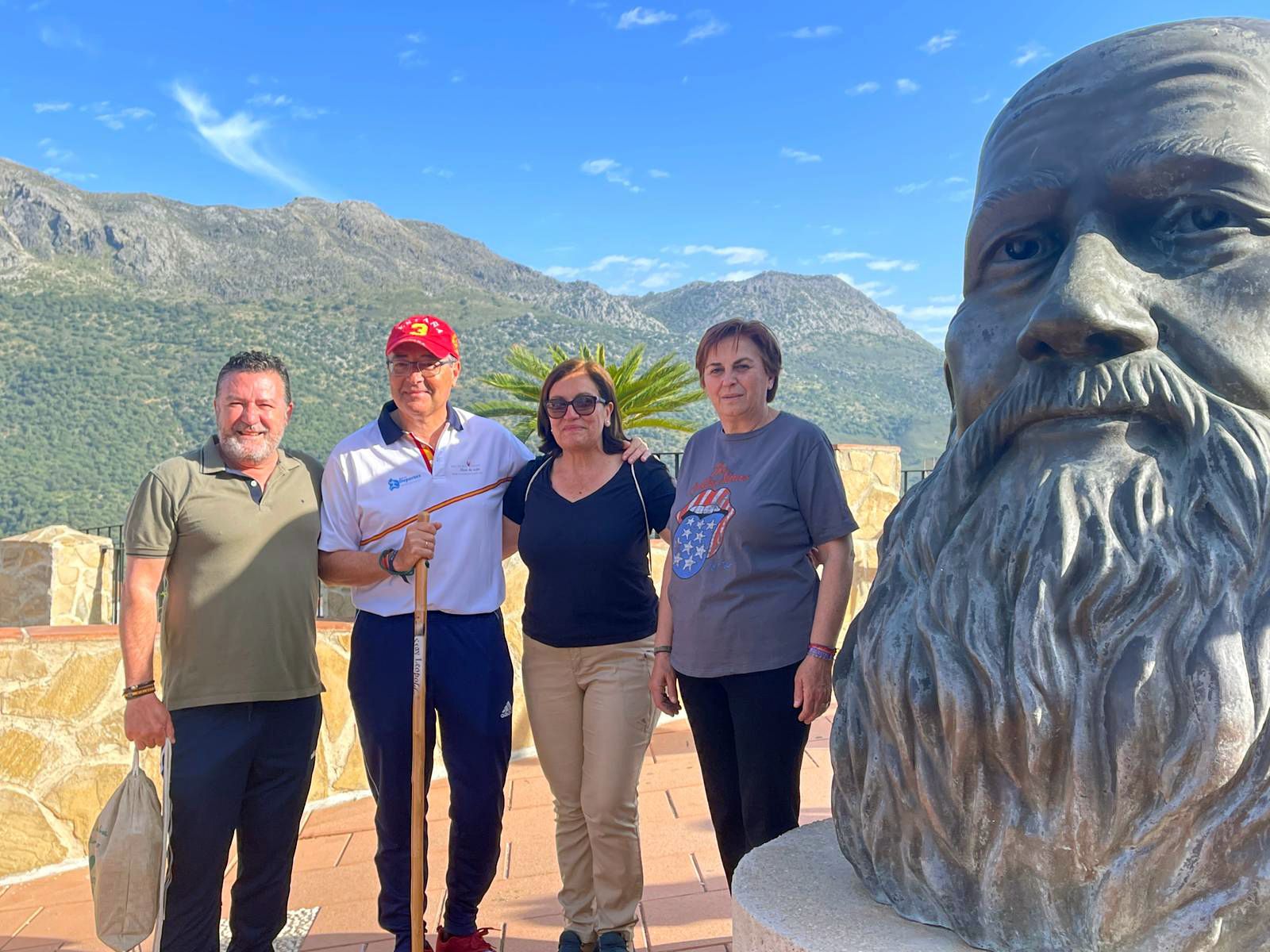 Salado y otros senderistas junto a una imagen de Fray Leopoldo.