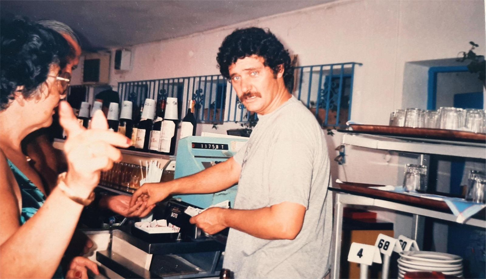 Félix Martín, en la barra del club La Siesta