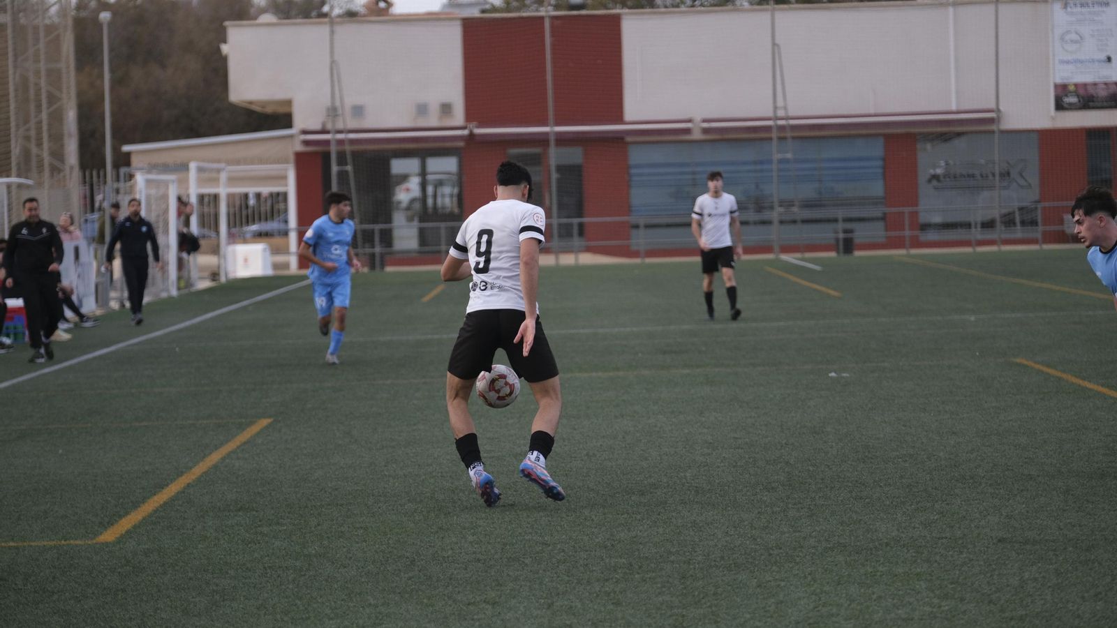 El cañaero Salva Fillouche controla un balón durante el encuentro de esta pasada jornada frente al San Félix.