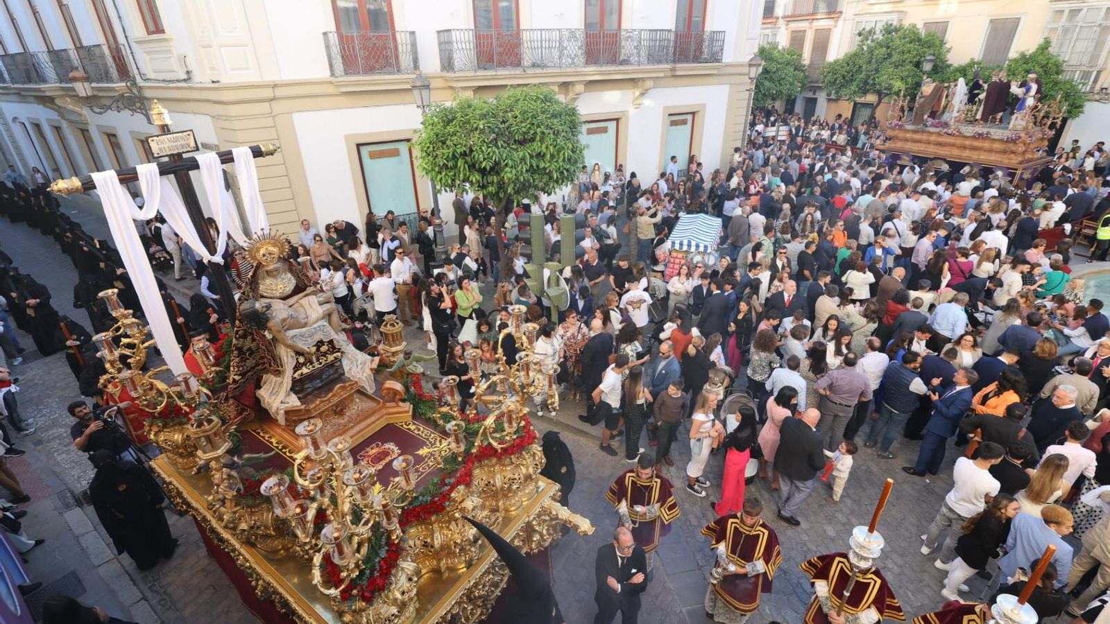 Las Angustias y Pasión se cruzan en la Rotonda de los Casinos.