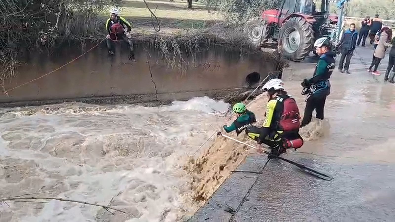 Búsqueda de un motorista desaparecido en Granada al ser arrastrado por el agua al cruzar un arroyo de Íllora