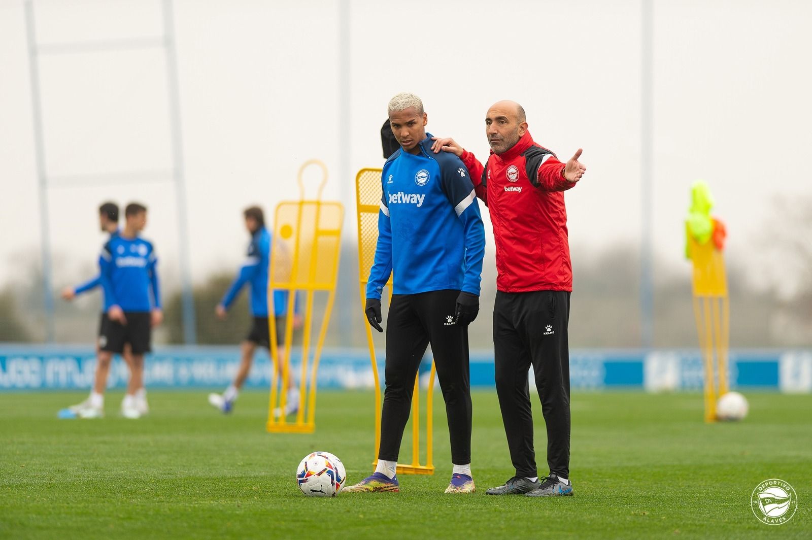 Abelardo da instrucciones a Deyverson en la sesión de este jueves.