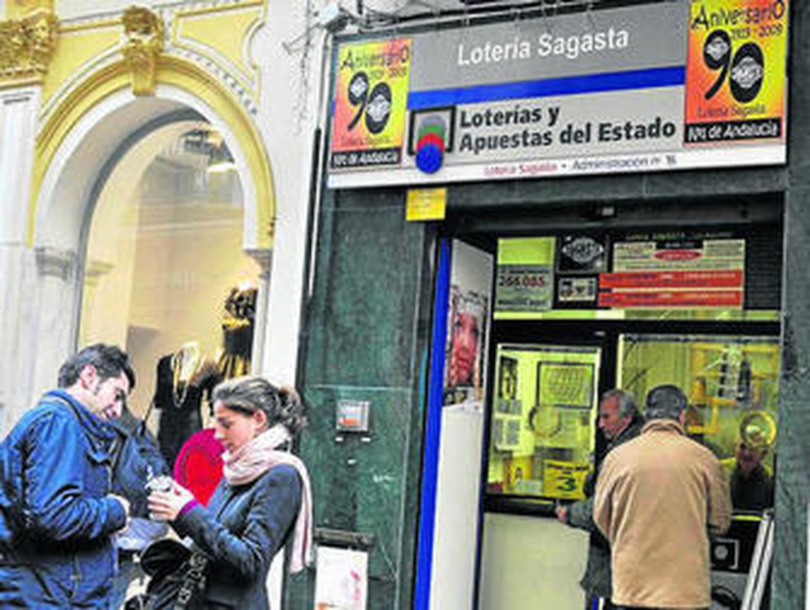 Clientes en la administración de loterías de la calle Sagasta.