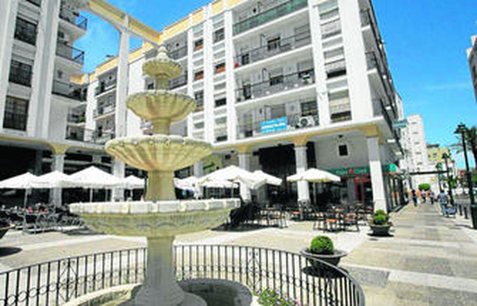 Una vista de la fuente que se sitúa en el centro de la plaza Neda.