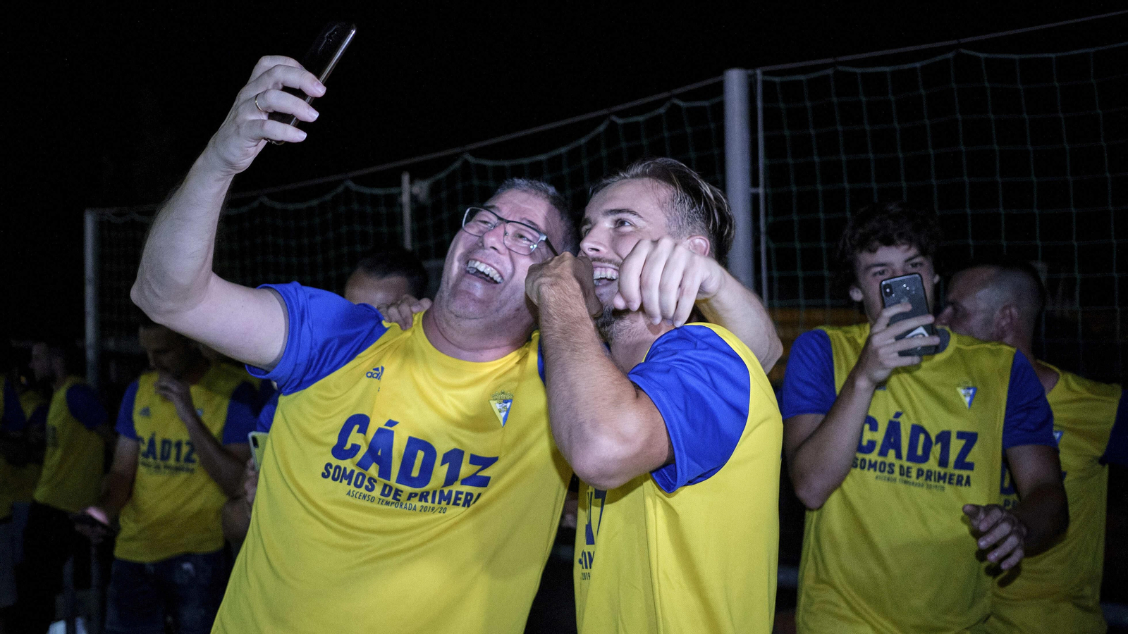 La plantilla del Cádiz celebra por todo lo alto el ascenso en el Rosal