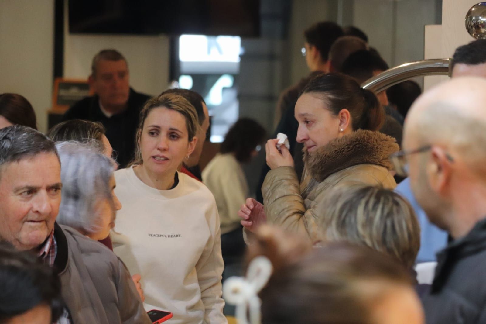 Las primeras horas de los vecinos desalojados de Dúdar en el hotel Luna de Granada