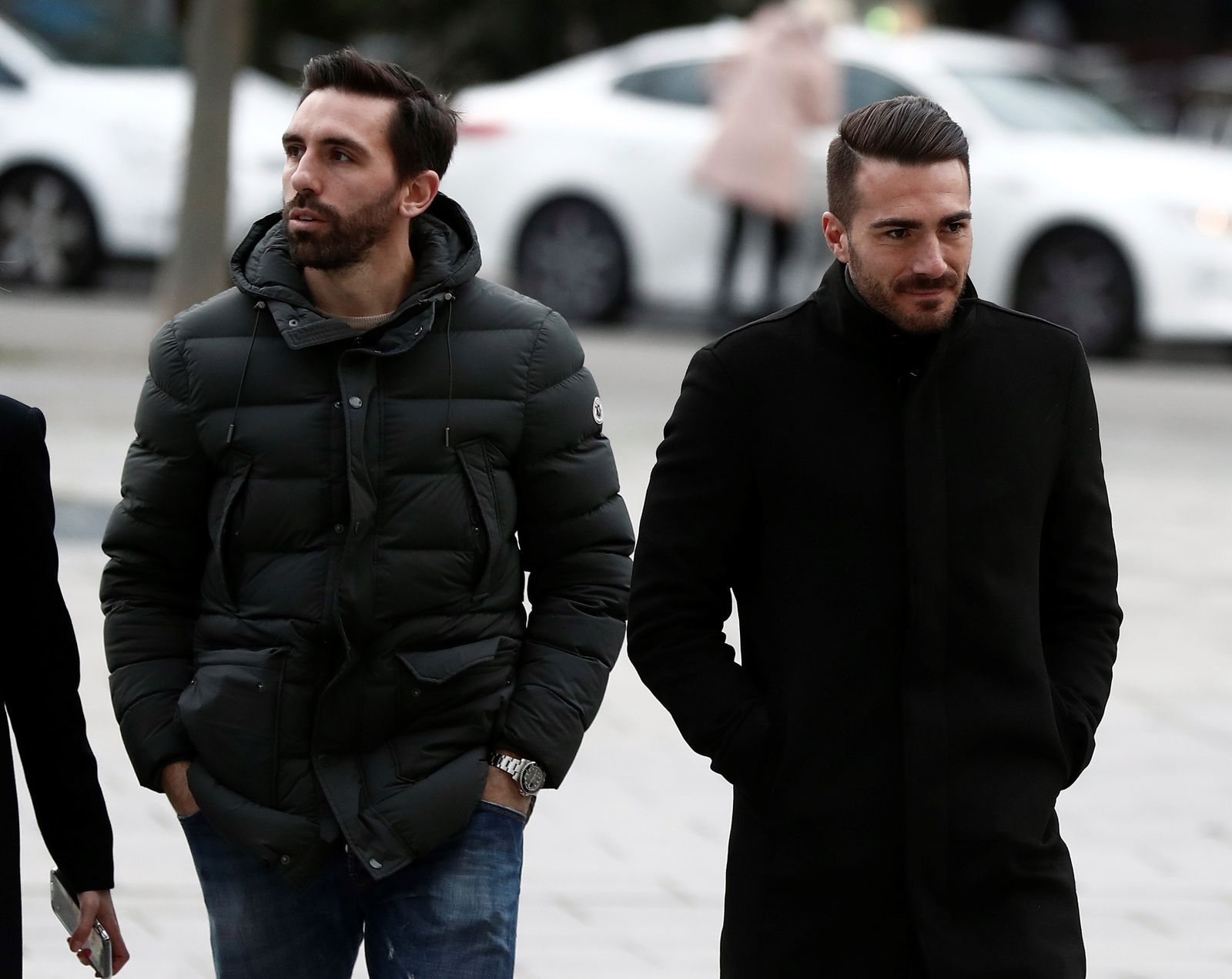Los ex béticos Jordi Figueras y Xavi Torres llegan al juzgado de Pamplona en el arranque del juicio.