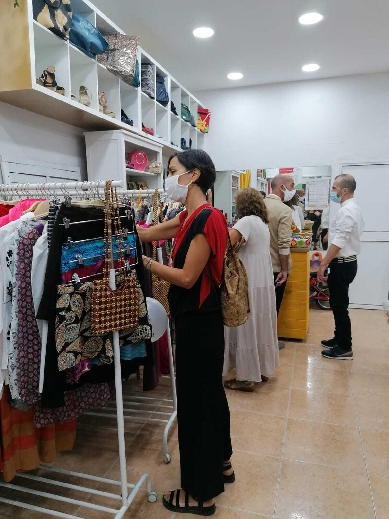 Sección de moda femenina en la tienda solidaria de Crecer con Futuro.