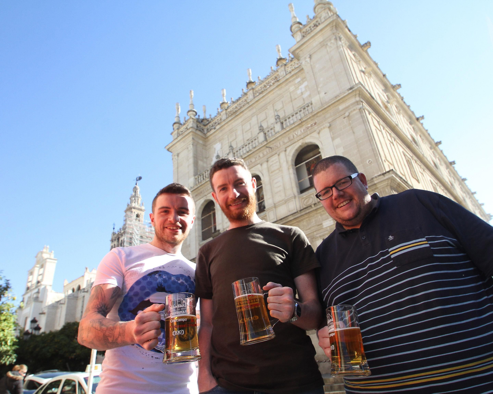 Varios hichas del Liverpool, cervezas en mano, por las calles del centro