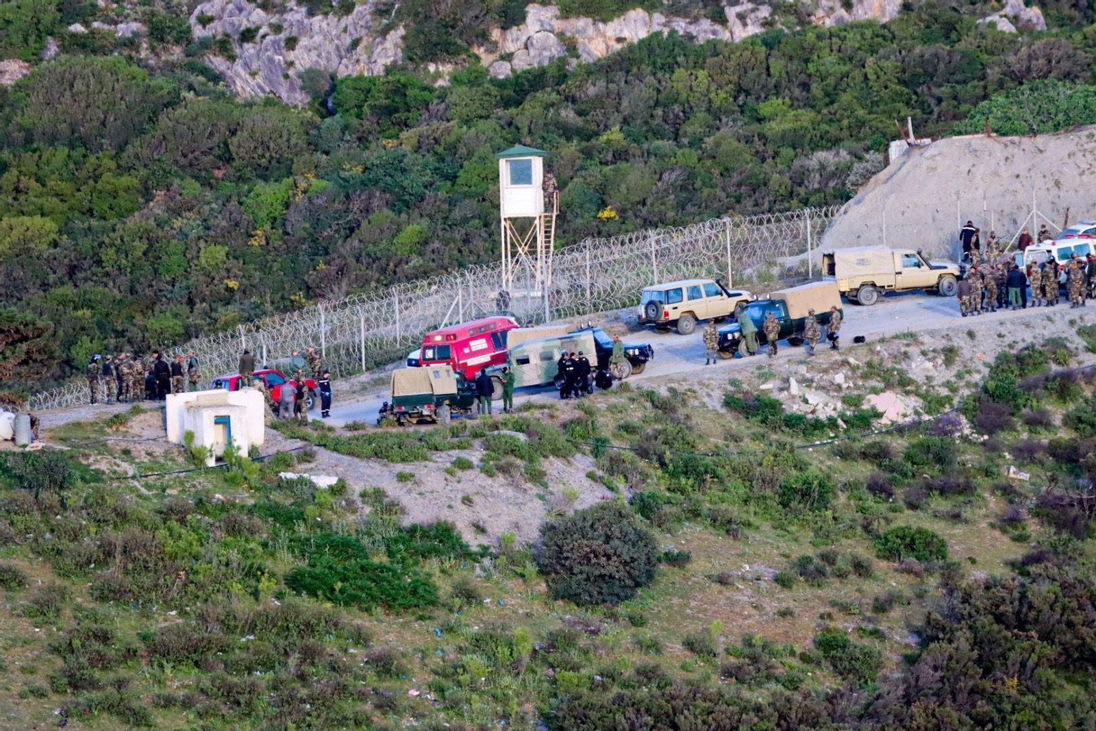 Unidades de la policía fronteriza de Marruecos, desplegadas en su lado de la valla junto a Ceuta, este viernes.
