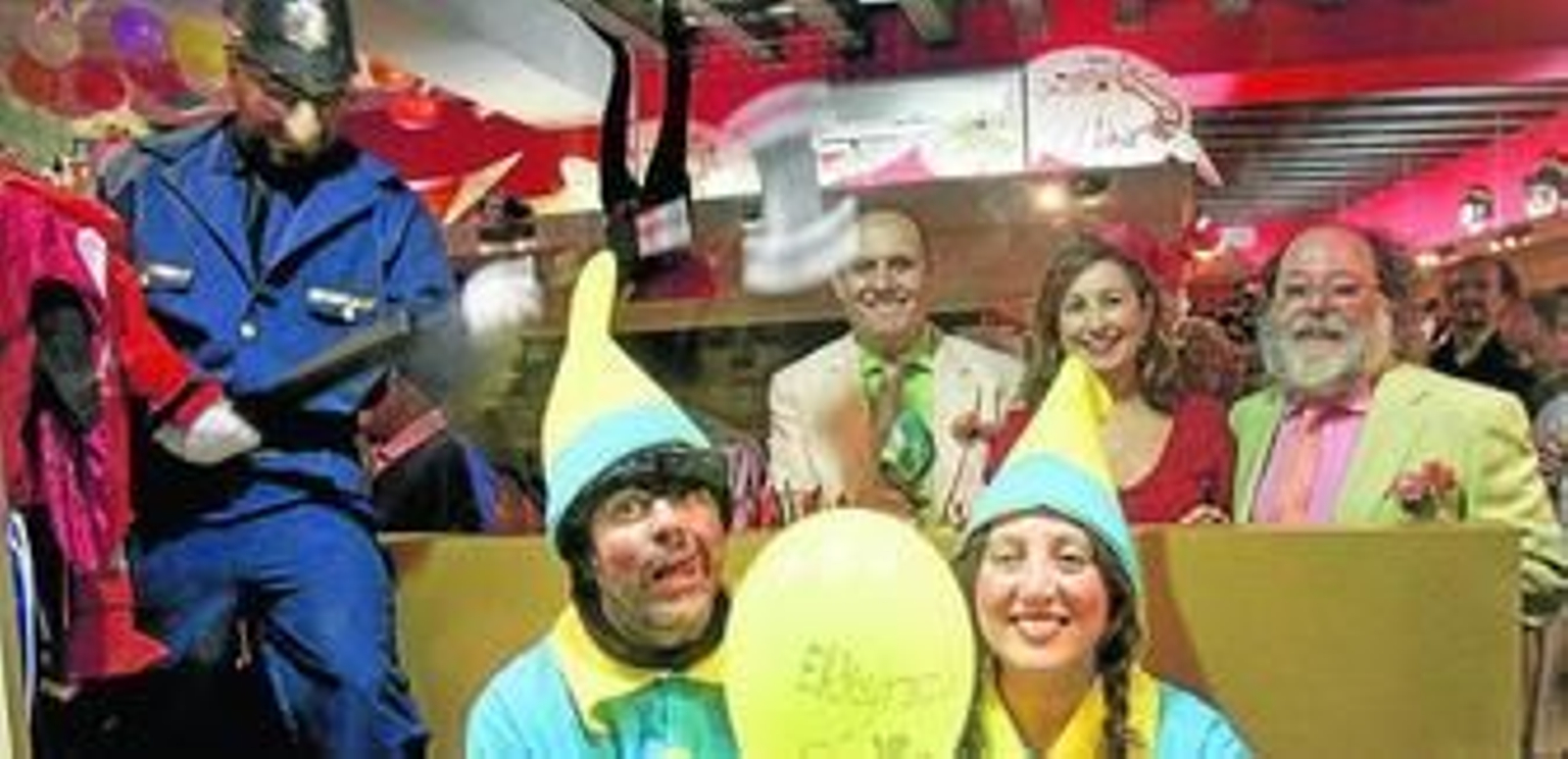 Los dos propietarios posan en el interior de la tienda.