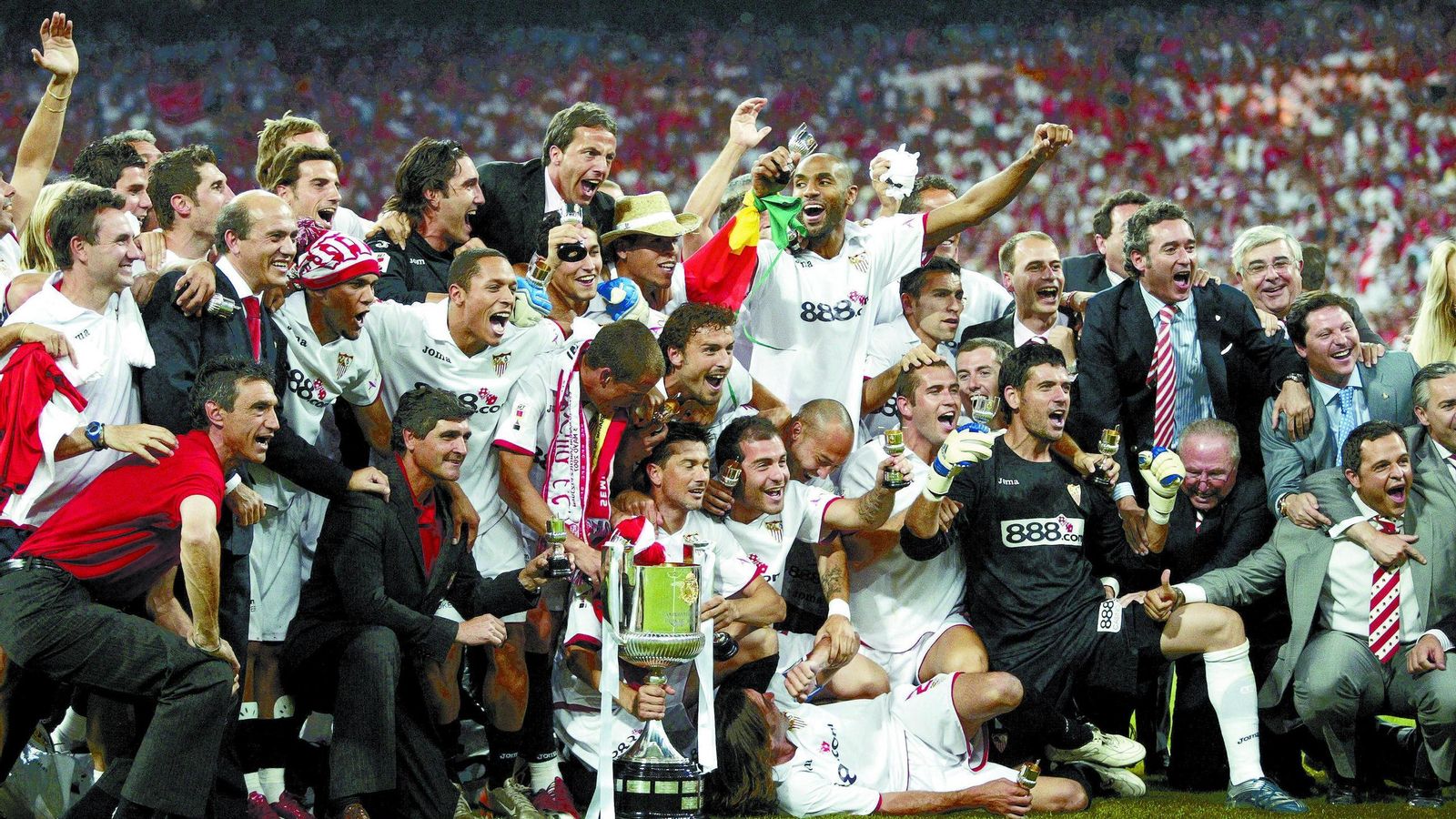 La plantilla del Sevilla disfruta con el título.