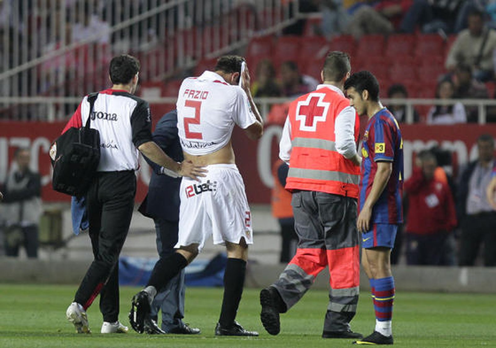 Fazio se retira lesionado en el tobillo izquierdo. / Antonio Pizarro