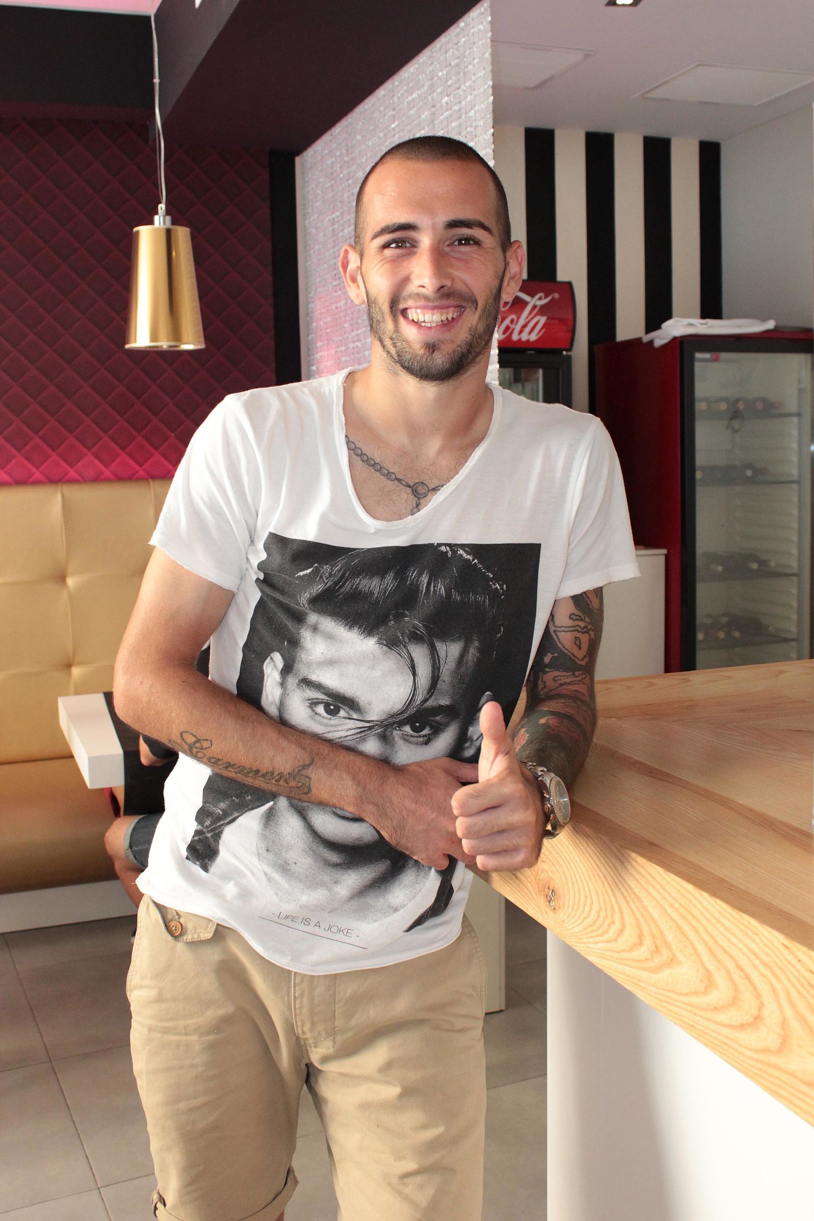 Aleix Vidal posa sonriente durante una entrevista