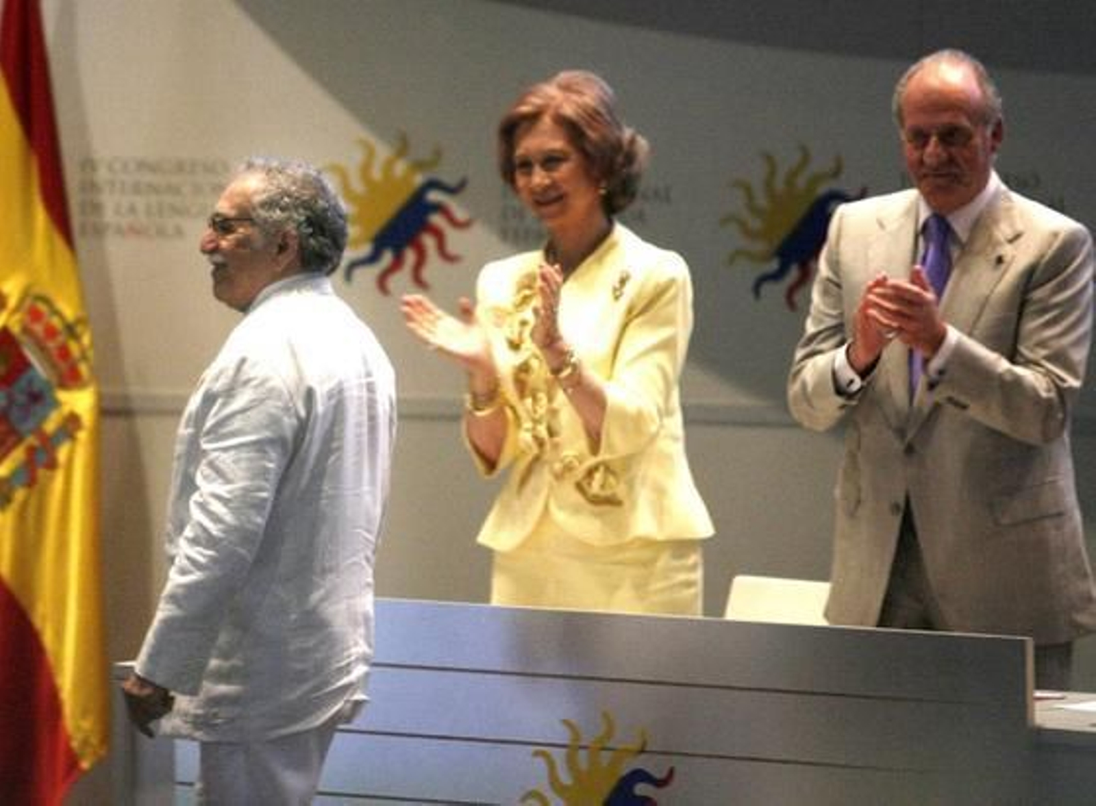 Los Reyes Juan Carlos y Sofía aplauden a Gabriel  García  Márquez durante la ceremonia de inauguración del V Congreso Internacional de la Lengua Española en Cartagena de Indias, en 2007. / EFE