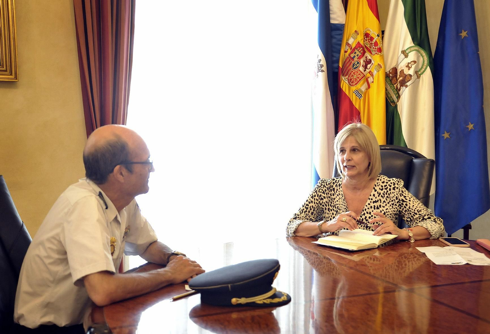 La alcaldesa, María José García-Pelayo, con el comisario de la Policía Nacional de Jerez, Francisco José García Carrasco.