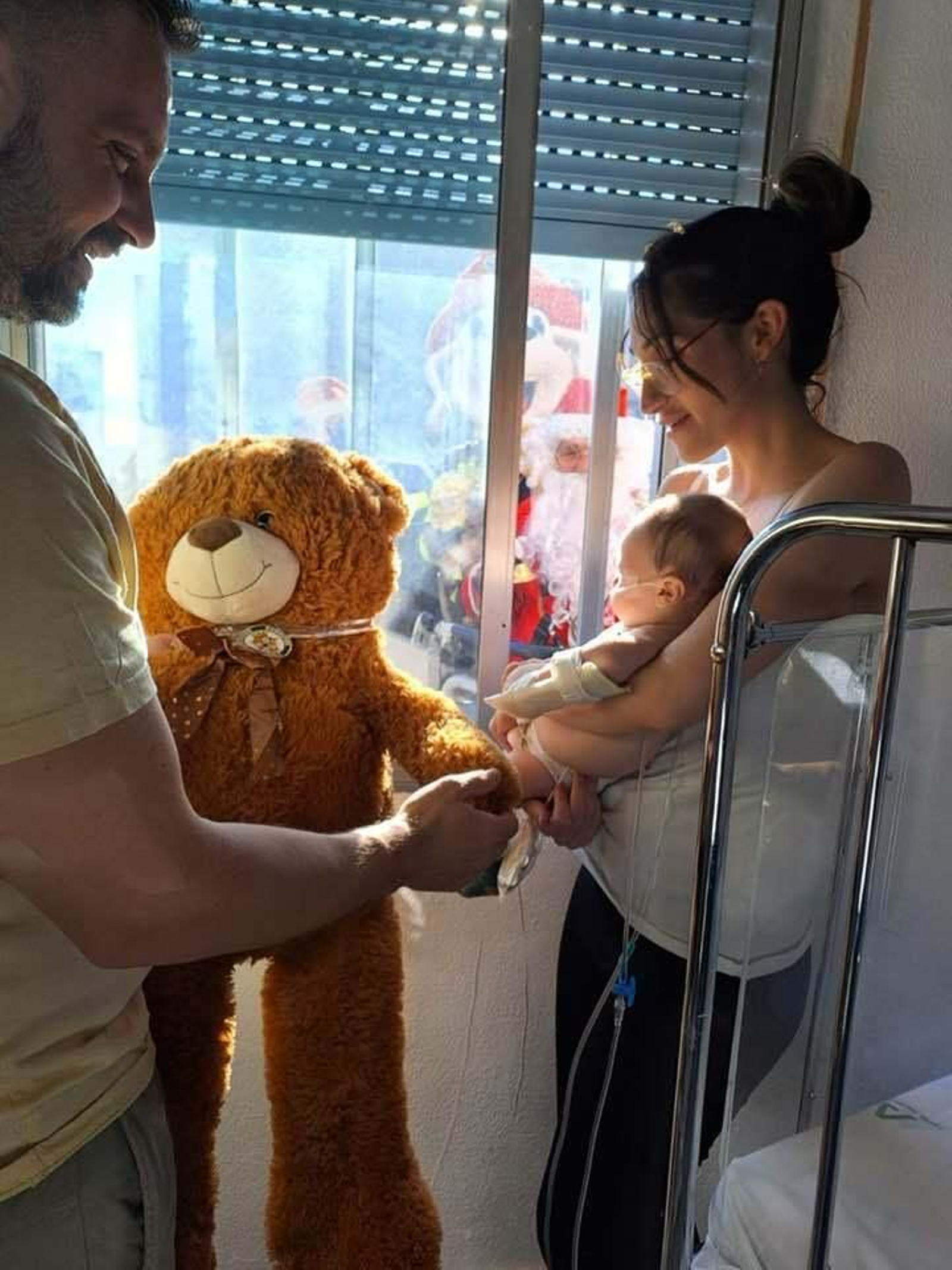 Emotiva visita de los bomberos de Jerez en Nochebuena el Hospital