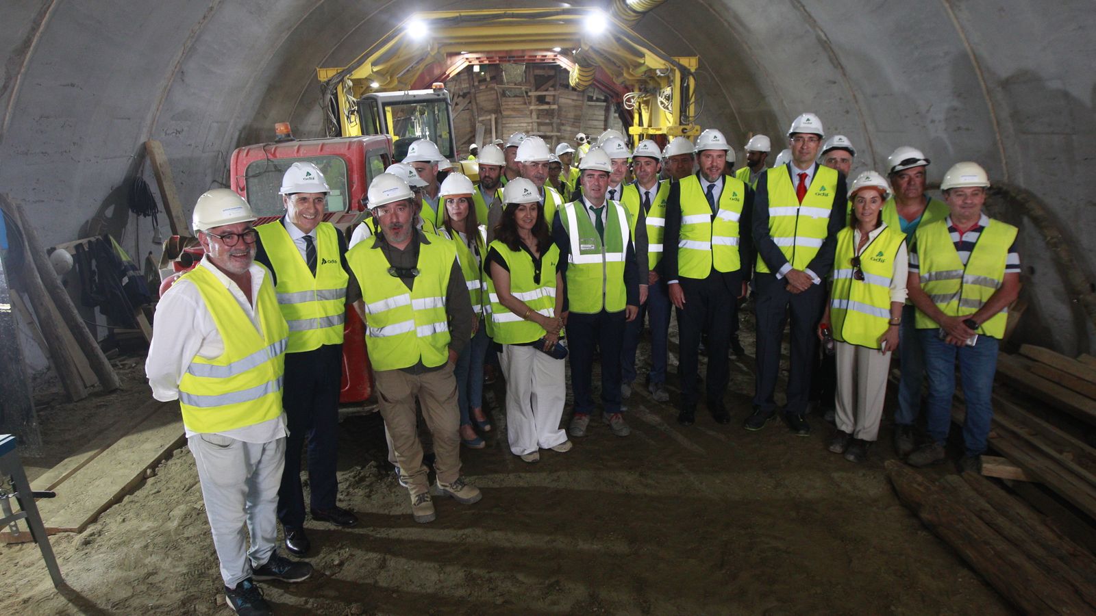 La comitiva de políticos y empresarios que acompañó a Oscar Puente