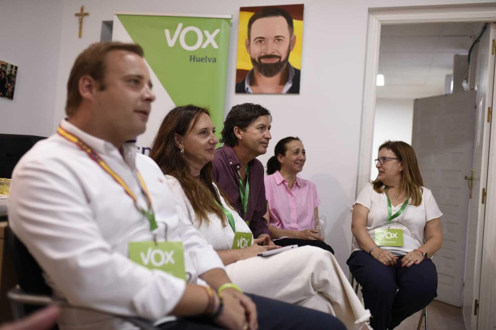 Imágenes de cómo se ha vivido las elecciones en los diferentes partidos de Huelva