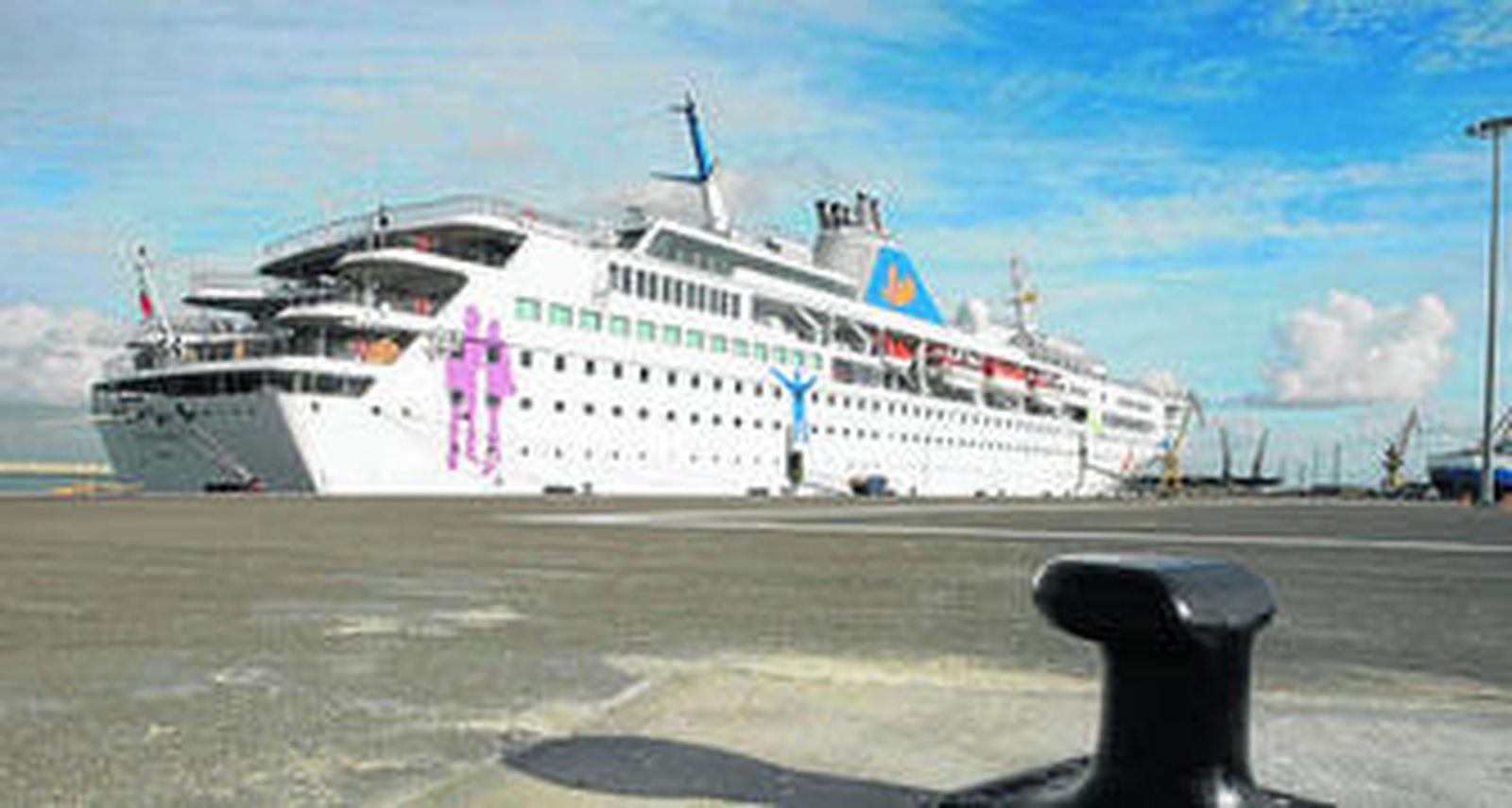 'Grand Voyager ' atracó ocasionalmente en la ampliación del Comillas tras su reparación en Navantia.