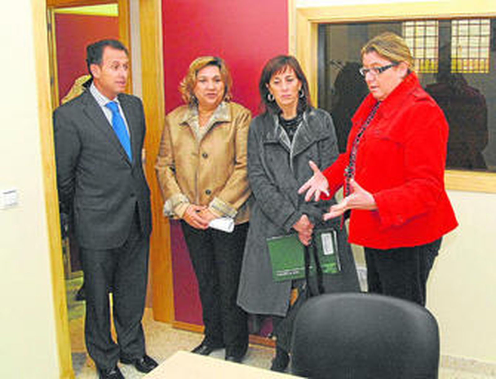 El alcalde, las representantes de Diputación y la Junta conversan con una trabajadora poco después de inaugurarse las nuevas dependencias.