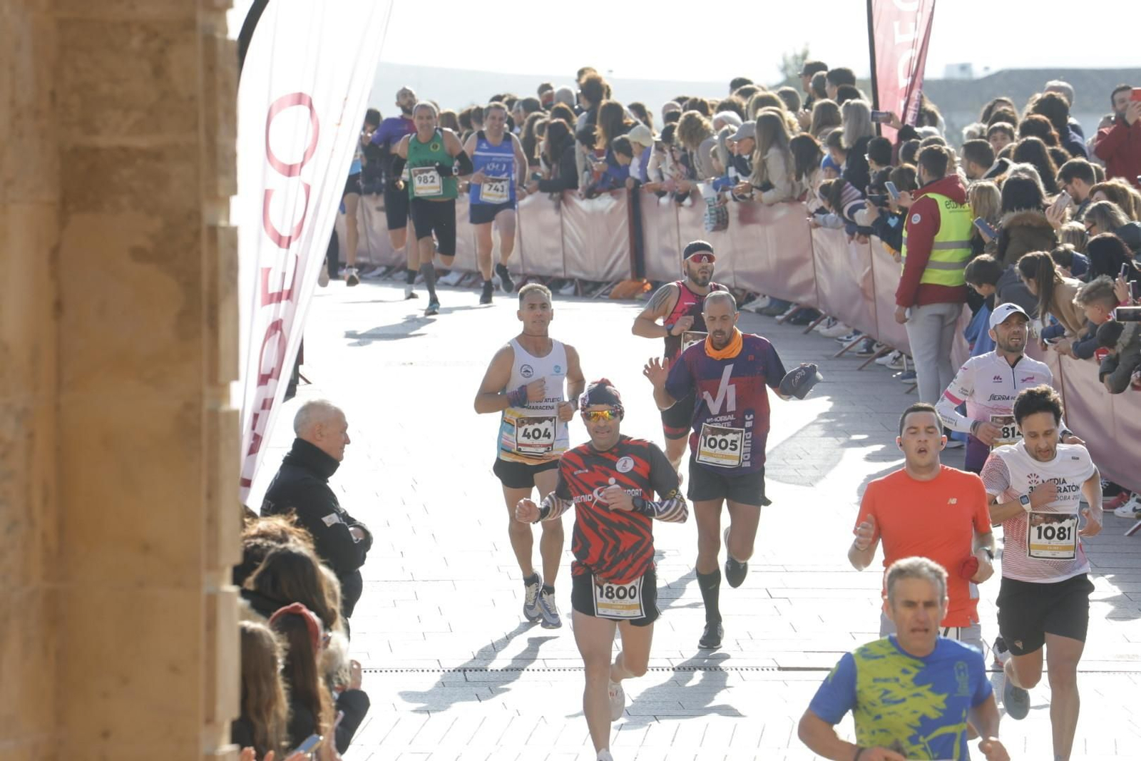Media Maratón de Córdoba 2023: La gloria de cruzar la Puerta del Puente, en imágenes