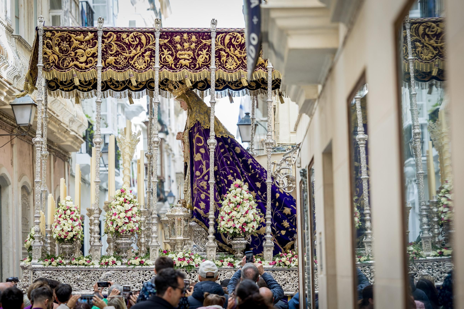 Imágenes de la salida de Columna en la Semana Santa de Cádiz 2025