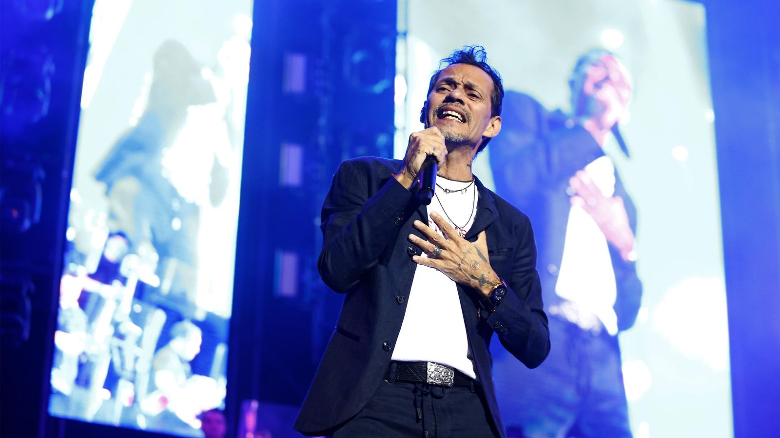 El artista se entregó en su actuación.