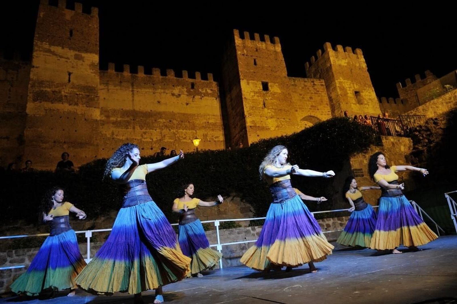 A los pies del castillo se celebran numerosos eventos culturales durante todo el año. Baños de la Encina, uno de los pueblos más bonitos de España