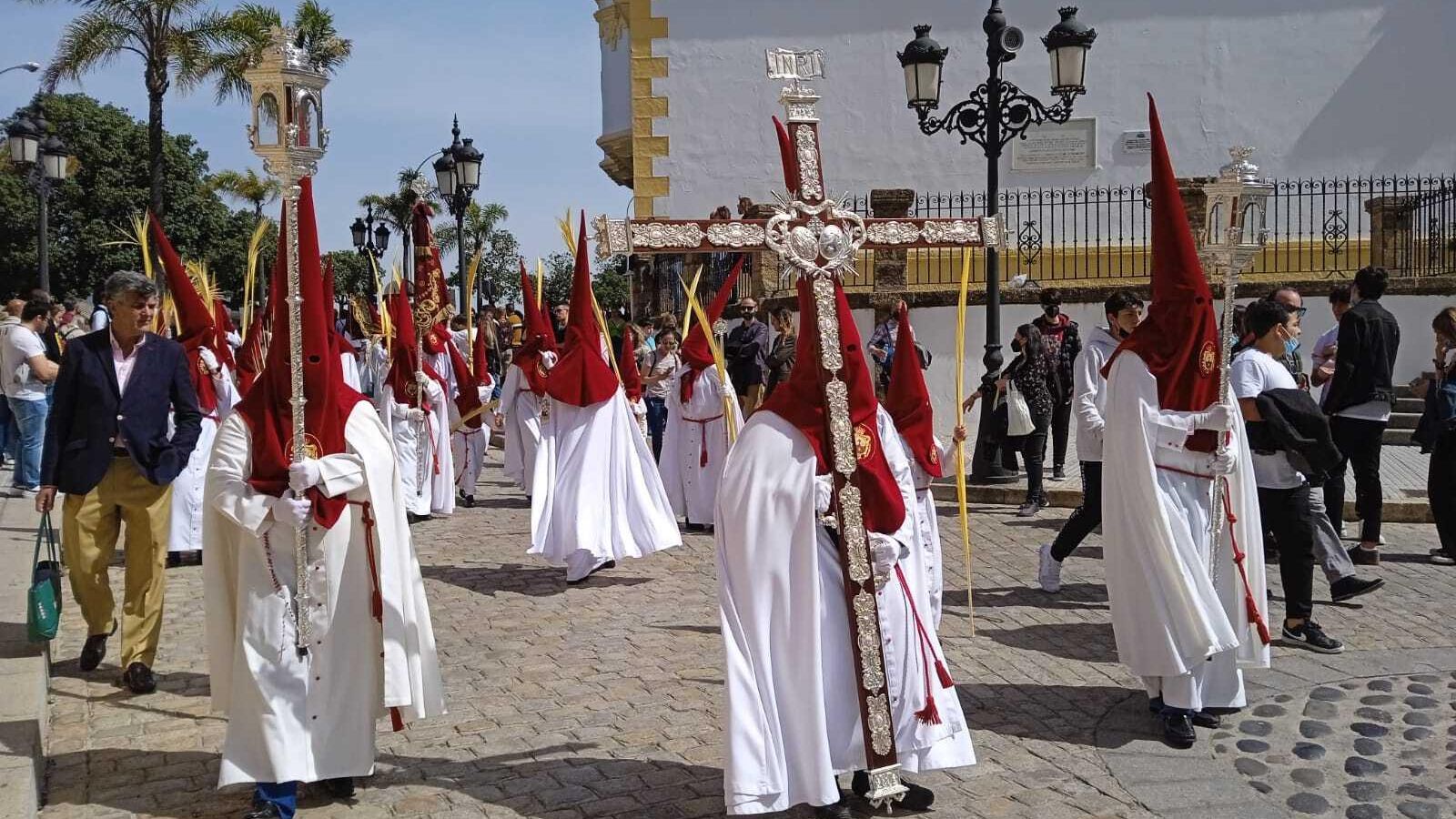La crus de guía de Borriquita entre en la calle Sopranis con retraso.