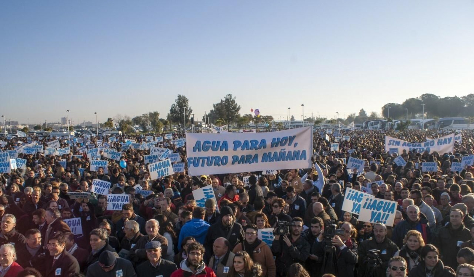 Manifestación solicitando agua para el Condado.