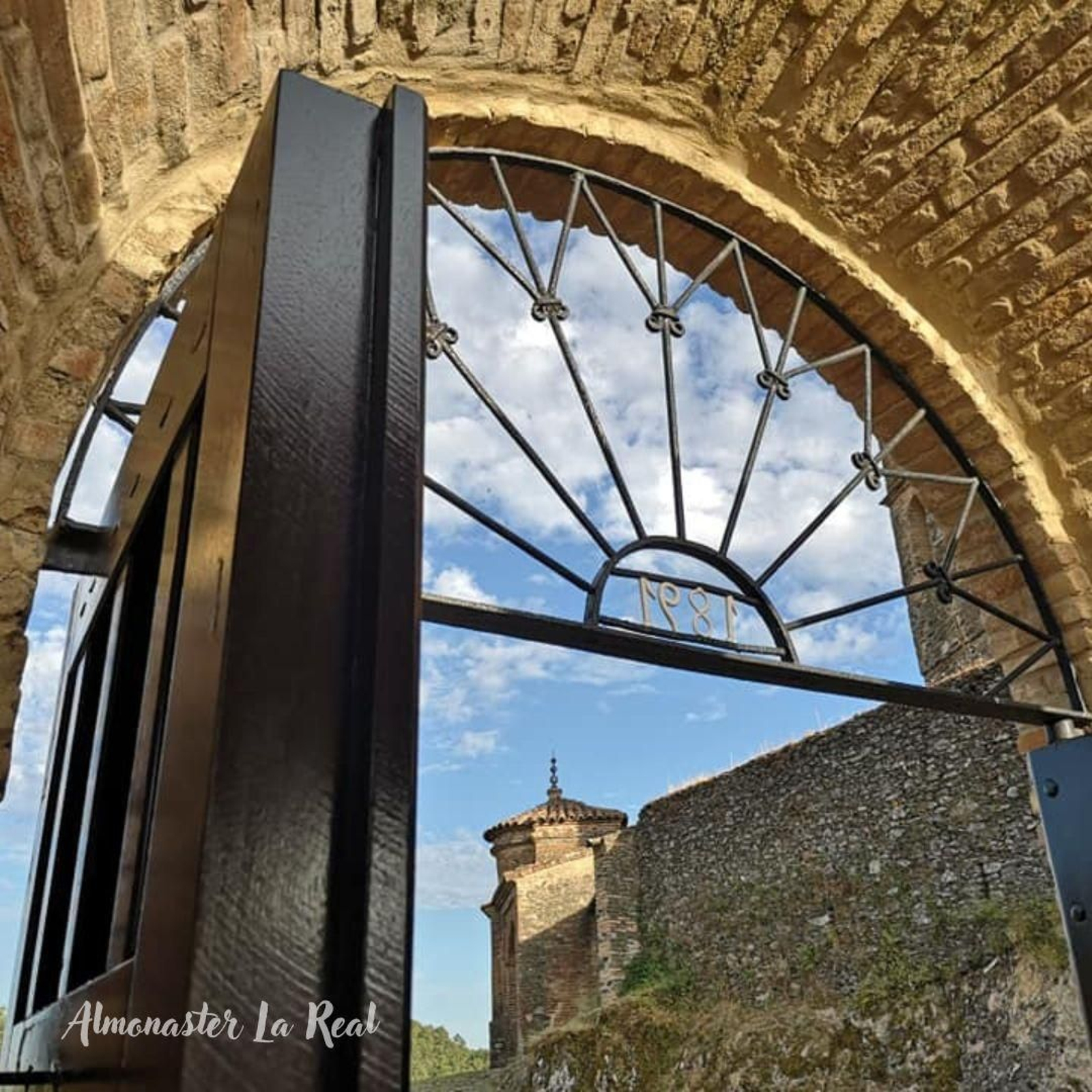 Uno de los pueblos más bonitos y visitados de España está en Huelva: "Una pequeña joya serrana" 473726681_1358404332269804_8024839162791698508_n.jpg