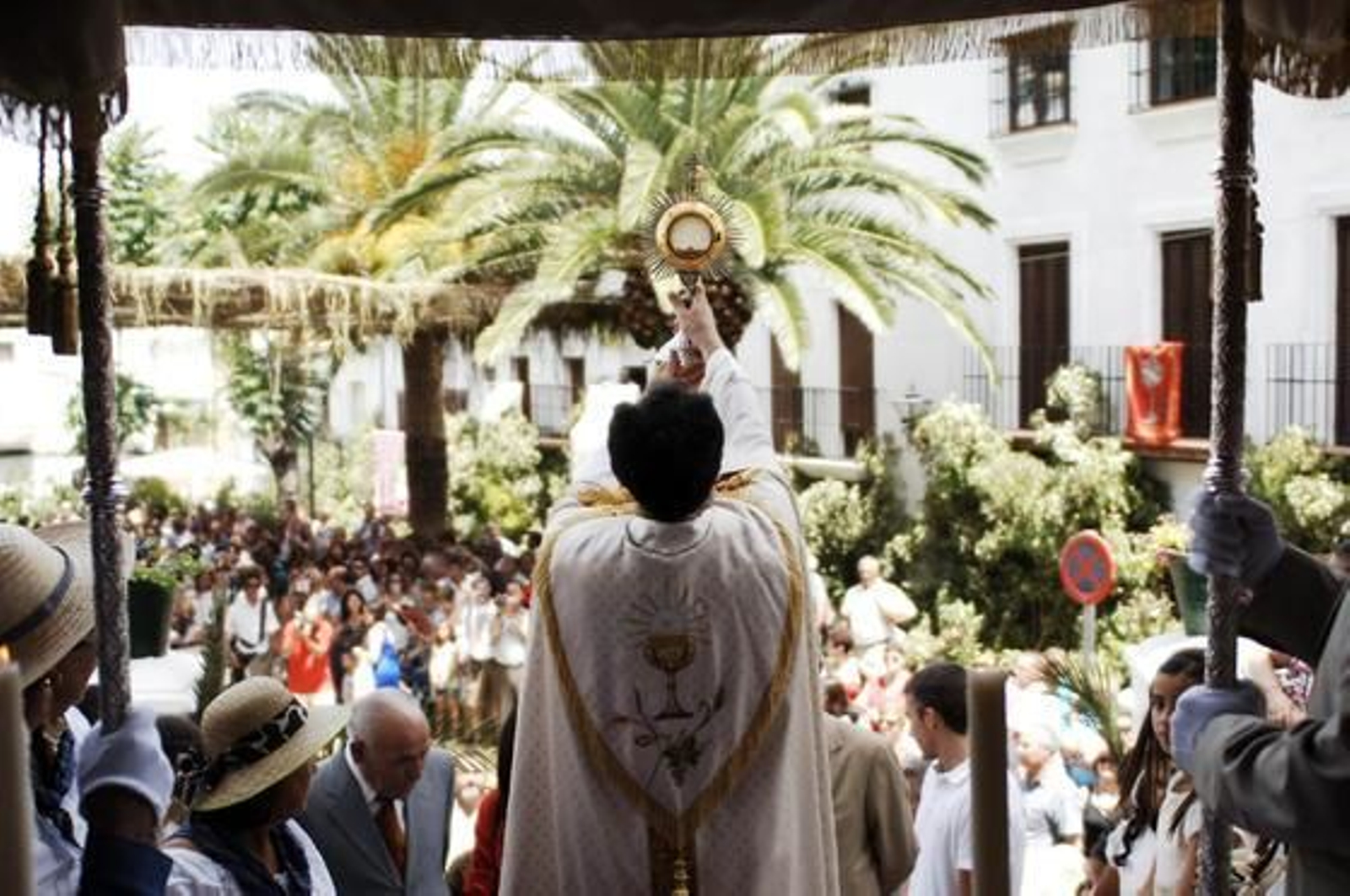 A pesar del caluroso día, ambas procesiones (declaradas de interés turístico) fueron seguidas por una gran cantidad de vecinos y visitantes. /Fotos: Ramón Aguilar

Foto: Ramon Aguilar