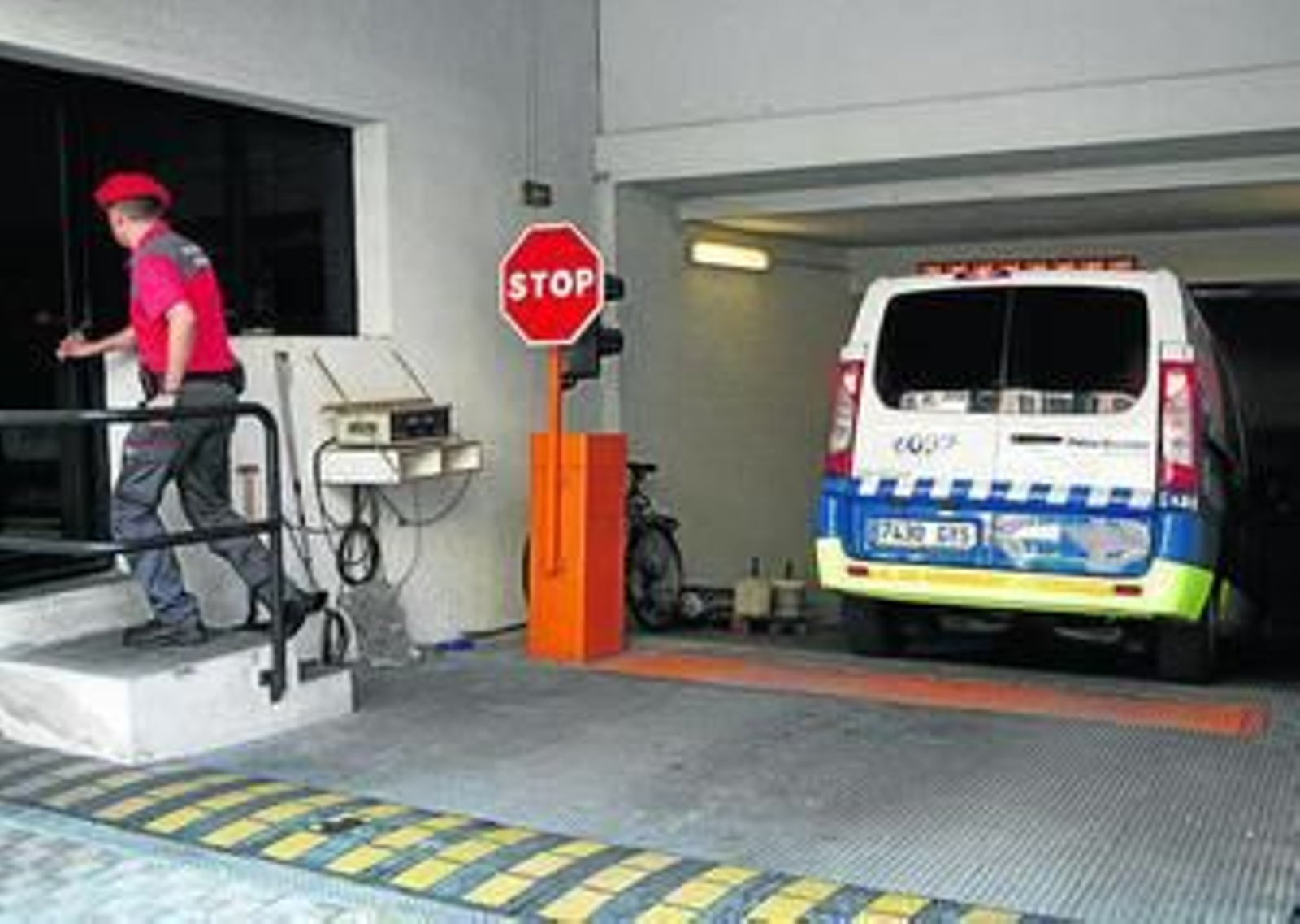El furgón policial que trasladó a los detenidos el pasado día 10 al Palacio de Justicia de Navarra.