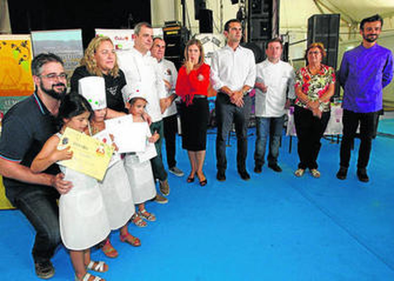 El alcalde, la edil de Cultura, el jurado y el escritor Jesús Muñoz junto a los ganadores del concurso infantil.