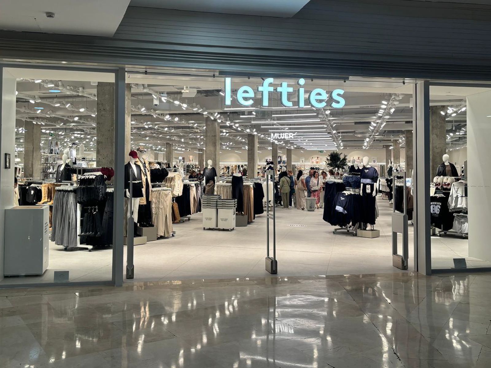 Multitudinaria reapertura de Lefties en Los Alcores